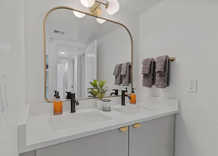 Peaceful Getaway - Location, Family-friendly & Pool Table!