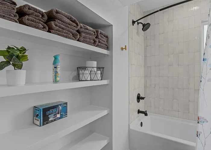 Peaceful Getaway - Location, Family-friendly & Pool Table! Phoenix