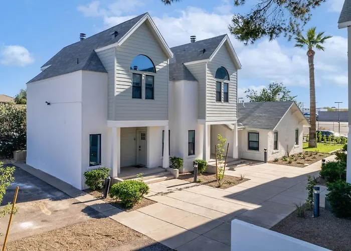 Peaceful Getaway - Location, Family-friendly & Pool Table! Phoenix